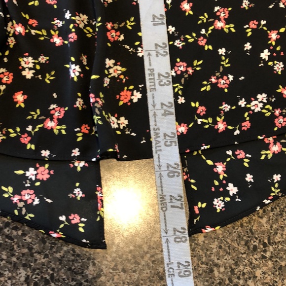 Express Top Sleeveless Split Shirttail Black Floral Medium - Picture 7 of 7